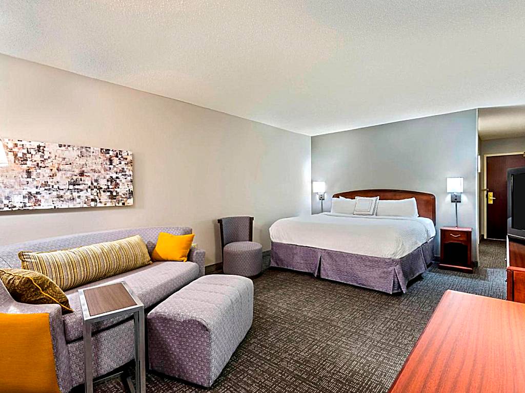 Courtyard by Marriott Chattanooga Downtown: King Guest Room with Sofa Bed and Whirlpool