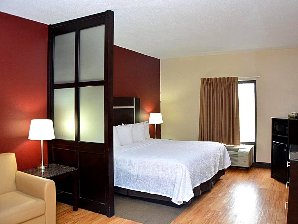 Red Roof Inn PLUS+ & Suites Chattanooga - Downtown: King Suite with Spa Bath - Smoke-Free