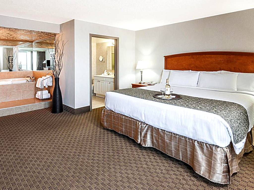 Ramada by Wyndham Edmonton South: One-Bedroom King Suite with Jetted tub - Non smoking