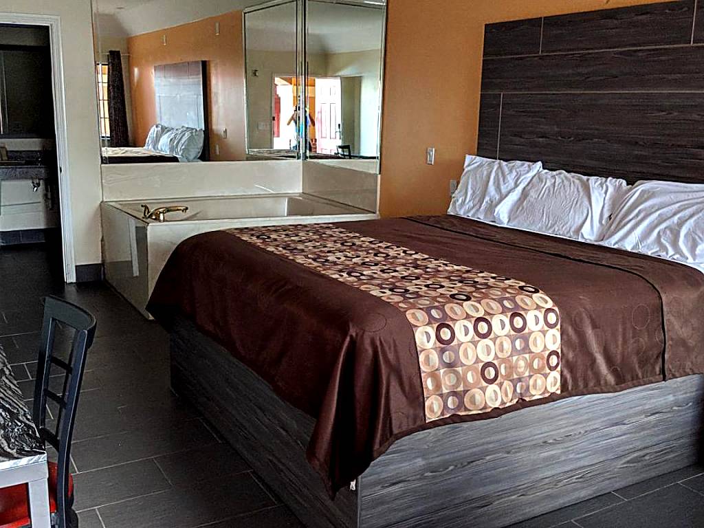 Regency Inn and Suites Galena Park: King Room with Spa Bath