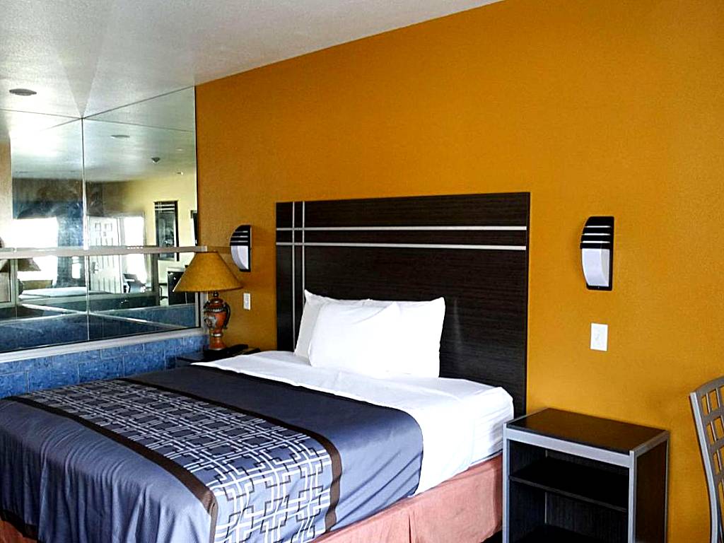 Motel 6 Houston: King Suite with Spa Bath - Non-Smoking