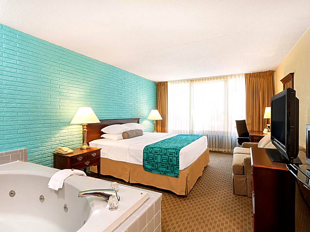 Howard Johnson by Wyndham Williamsburg: Deluxe King Room with Spa Bath - Smoking