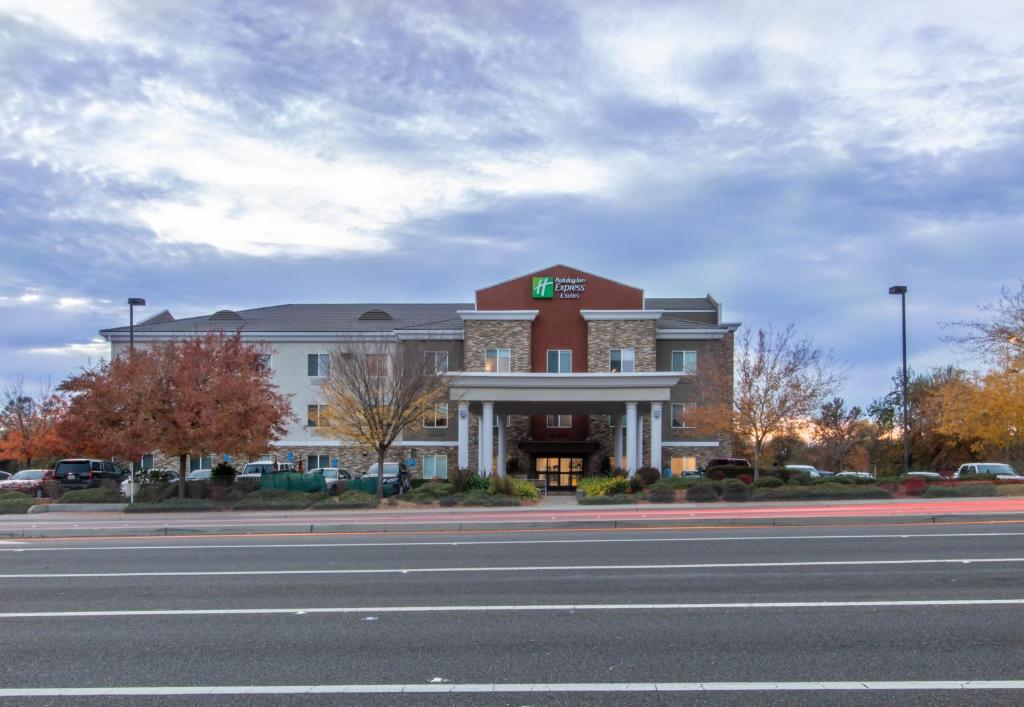 Holiday Inn Express Hotel & Suites Roseville - Galleria Area, an IHG Hotel