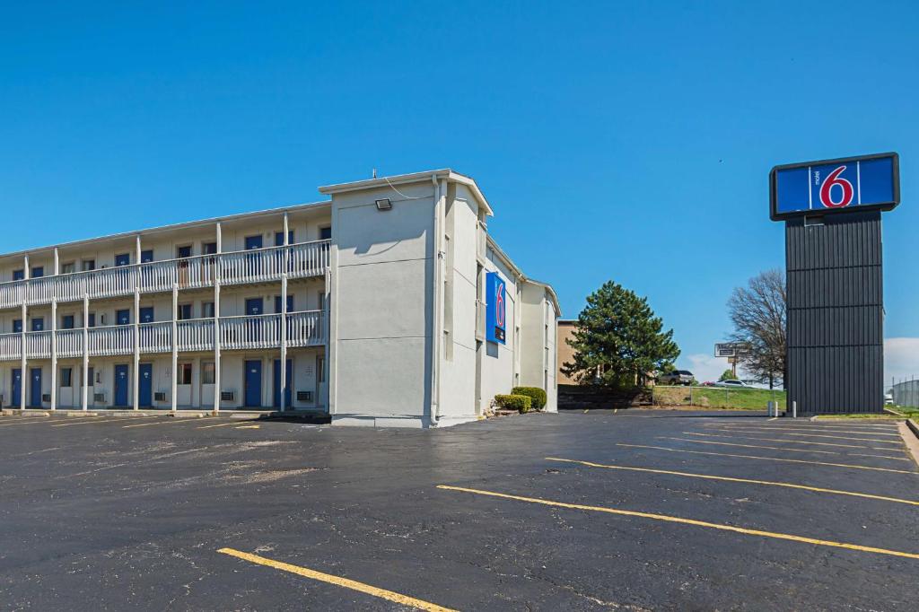 Motel 6-Blue Springs, MO