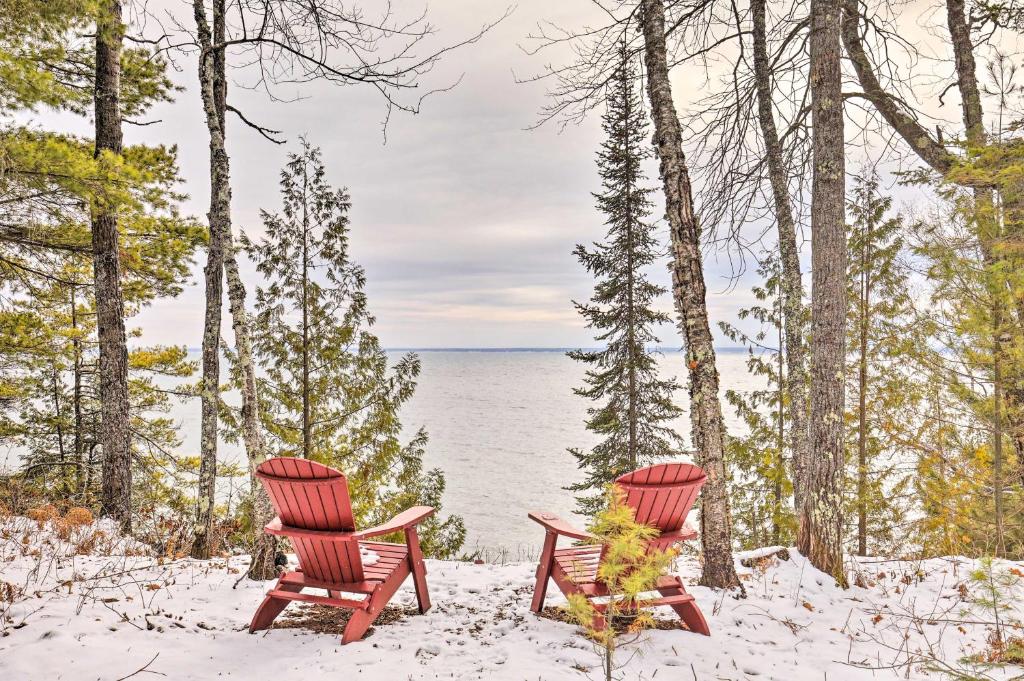 Cabin on Lake Superior about 11 Mi to Bayfield!