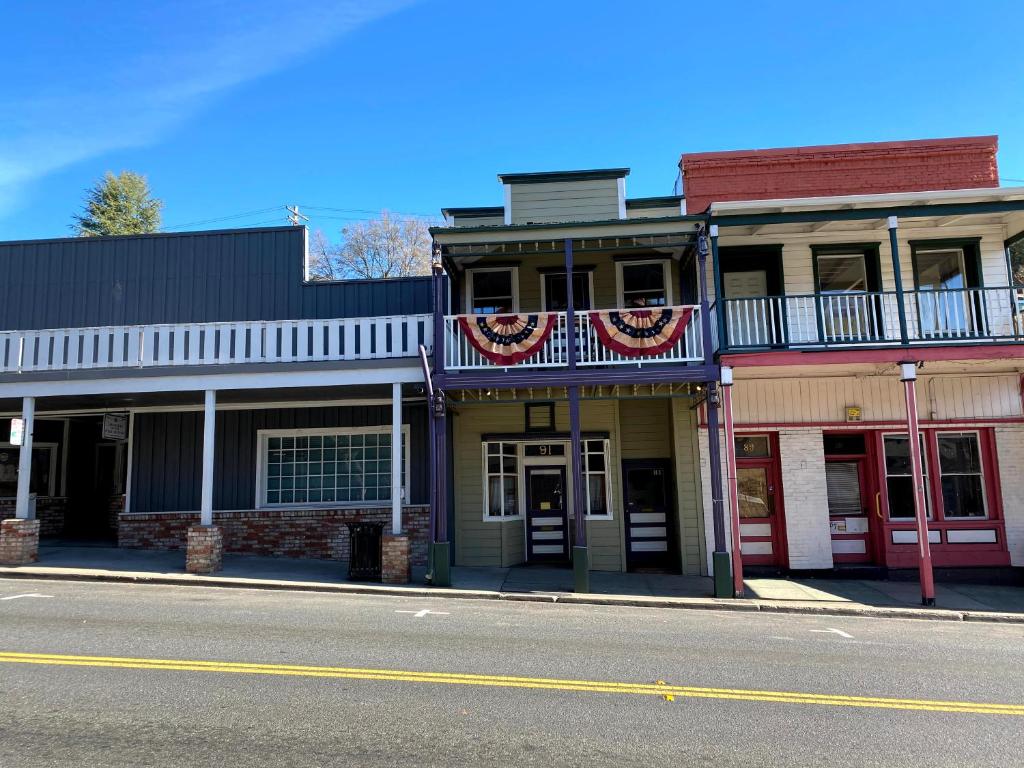 Historic Washington St Balcony